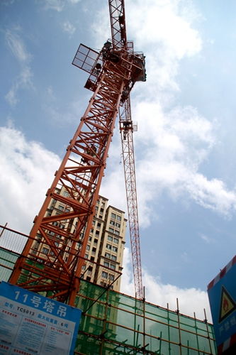 120米高空塔吊司機(jī) 三伏天也只敢喝半瓶水