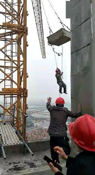 塔吊信號(hào)工指揮失誤類事故匯總合集 今天,我們說(shuō)下信號(hào)工