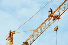 塔吊上的吶喊 為夫討薪反被拘，底層勞工維權(quán)路在何方？